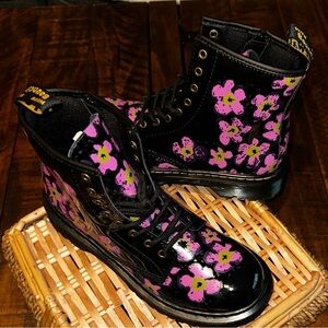 NEW Dr. Martens Woman’s Pansey Fayre 1460 Patent Leather Combat Boots Sz 5